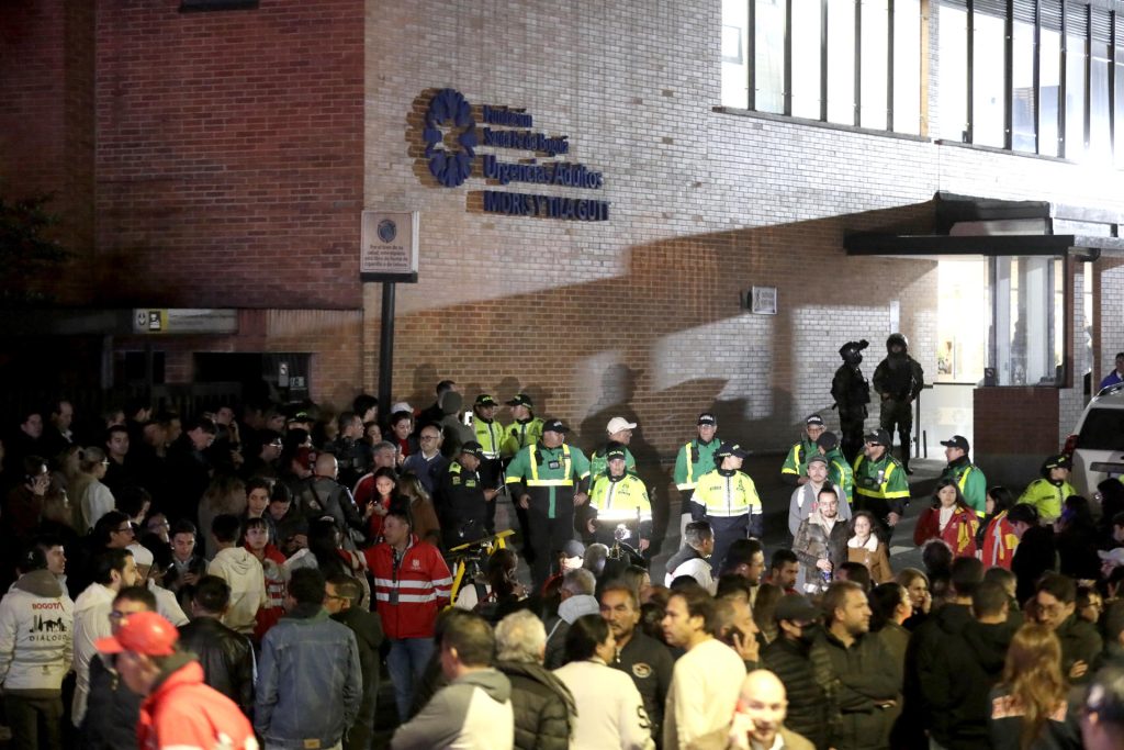 Personas se reúnen afuera de la Fundación Santa Fe, a donde fue trasladado el senador colombiano Miguel Uribe Turbay este sábado, en Bogotá (Colombia). EFE/ Carlos Ortega