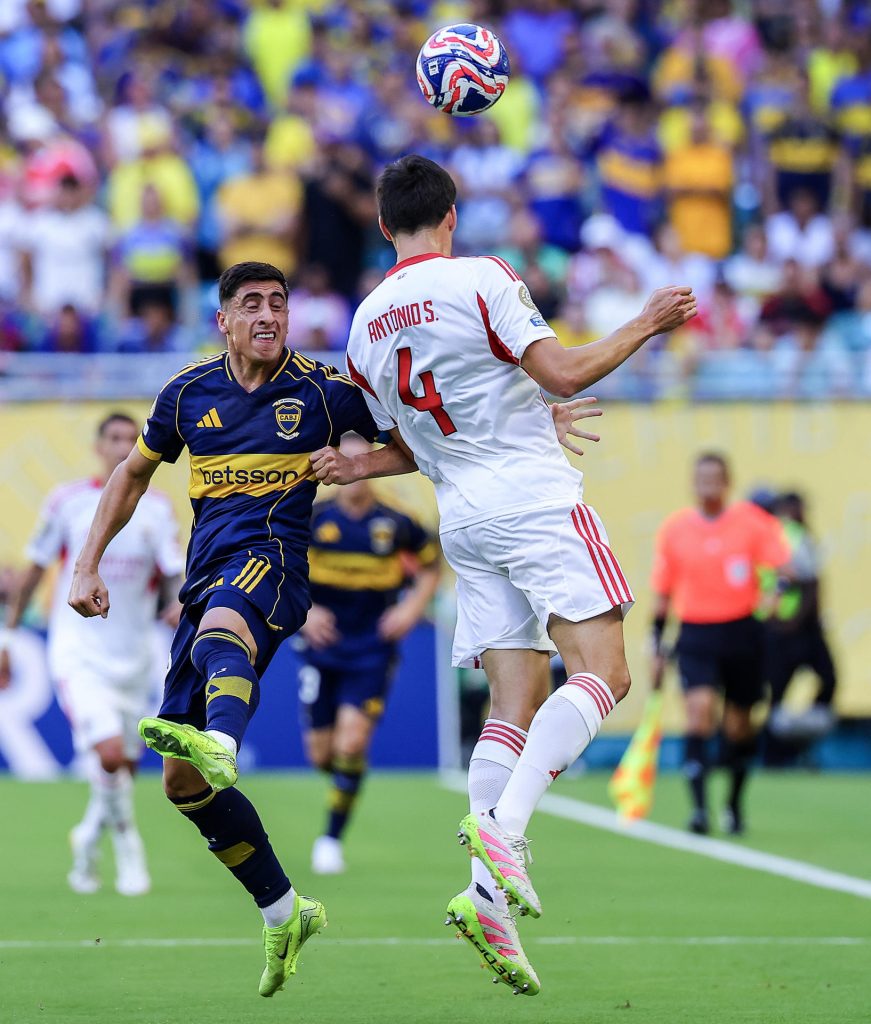 El delantero uruguayo de Boca Juniors Miguel Merentiel (i) choca con el defensor portugués de Benfica Antonio Silva durante el partido del Mundial de Clubes que ambos equipos igualaron este lunes 2-2 en el Hard Rock Stadium de Miami (Florida). EFE/EPA/CRISTOBAL HERRERA-ULASHKEVICH