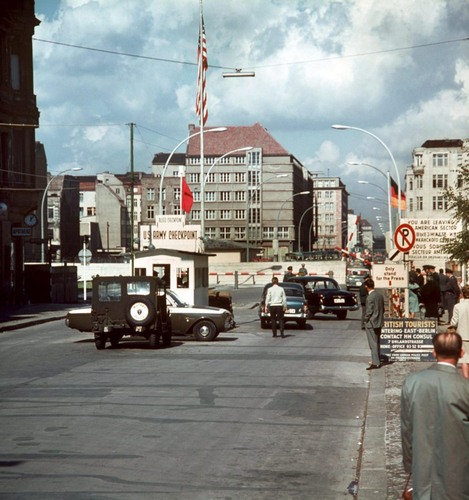 Fotografía de archivo sin fechar que muestra el puesto fronterizo controlado por Estados Unidos en Berlín (Alemania), el 'Checkpoint Charlie'. EFE/Archivo/Konrad Giehr