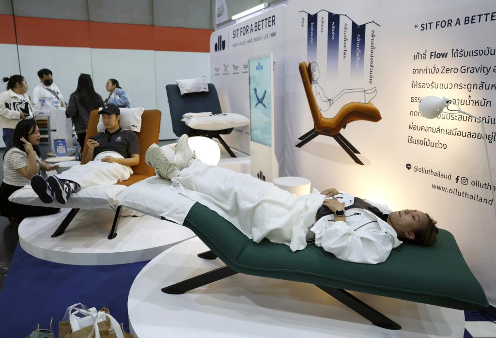 Fotografía de archivo, tomada el 26/06/2025, que muestra a visitantes de una exposición de la industria del bienestar, organizada por el Gobierno de Tailandia, en Bangkok. EFE/EPA/RUNGROJ YONGRIT