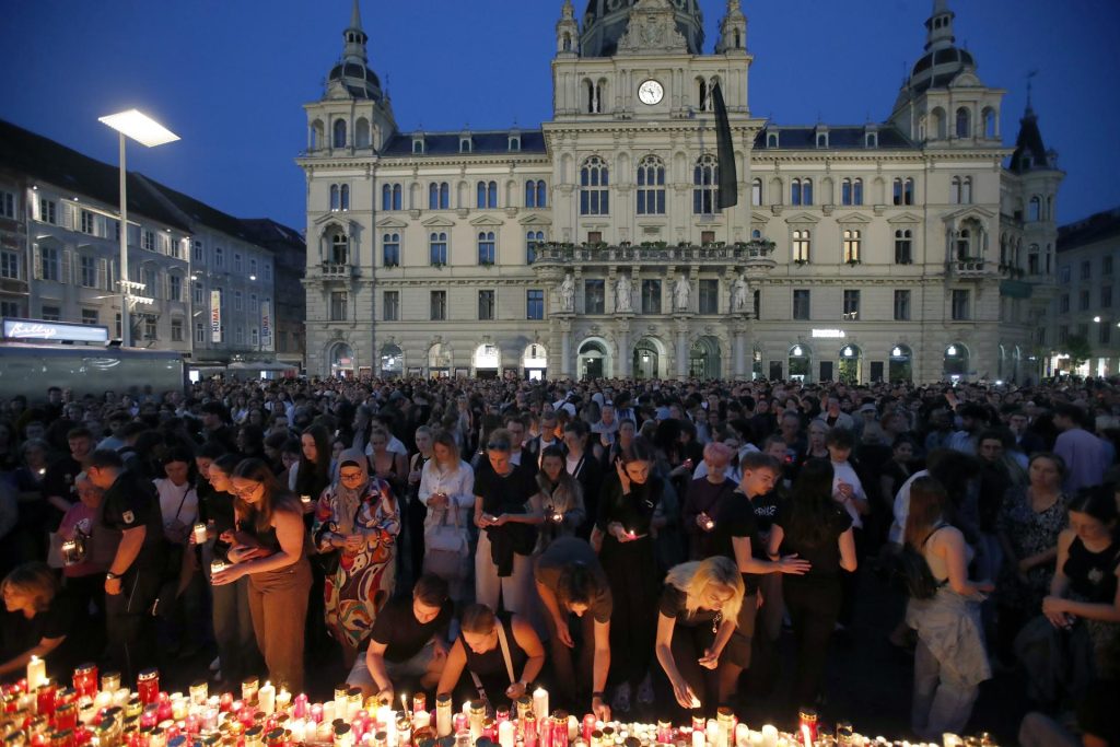 La gente enciende velas por las víctimas del tiroteo en una escuela de Graz, Austria, el 10 de junio de 2025. EFE/EPA/ANTONIO BAT