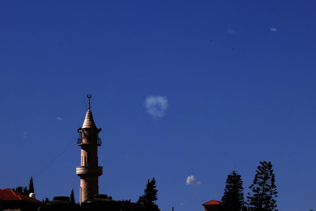 Imagen de humo en el cielo cuando el sistema de defensa aérea Cúpula de Hierro de Israel intercepta misiles lanzados desde Irán, visto desde la aldea de Cisjordania de Yabad, cerca de Yenín, el 20 de junio de 2025. EFE/EPA/ALAA BADARNEH
```