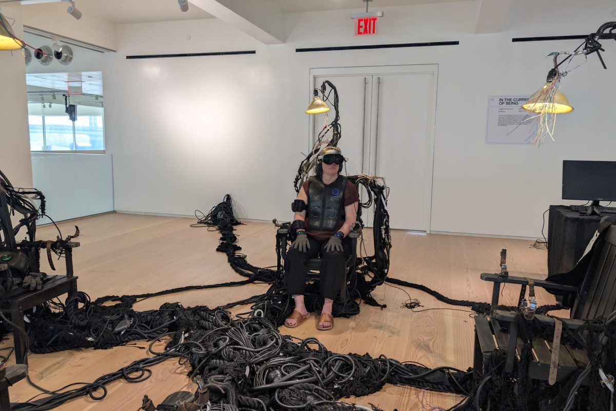 Una persona prueba una de las obras del Programa Inmersivo del festival de Tribeca en el edificio Water Street Associates este 5 de junio de 2025, en Nueva York (Estados Unidos). EFE/Sarah Yáñez-Richards
