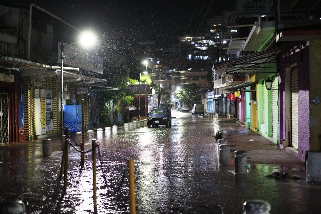 Fotografía de una calle inundada en el balneario de Acapulco en Guerrero (México). EFE/ David Guzmán