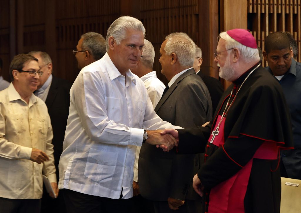 El presidente de Cuba, Miguel Díaz-Canel (i), saluda al secretario del Vaticano para las relaciones con los estados y los organismos internacionales, Paul Richard Gallagher, este 5 de junio de 2025, en La Habana (Cuba). EFE/ Ernesto Mastrascusa
