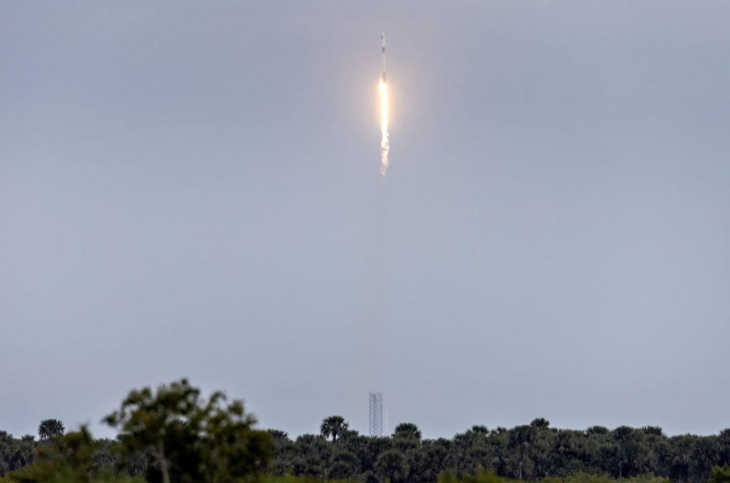 El cohete Falcon 9 de SpaceX que transporta la tripulación de la Misión Axiom 3 (Ax-3en Merritt Island, Florida, EE.UU., en una fotografía de archivo. EFE/CRISTOBAL HERRERA-ULASHKEVICH