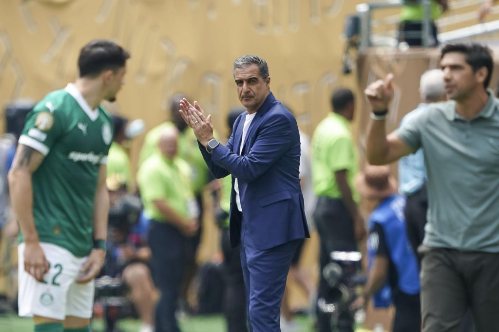El ya exentrenador del Botafogo, Renato Paiva (C), gesticula durante el partido de la Copa Mundial de Clubes de la FIFA 2025 entre Palmeiras y Botafogo en Filadelfia, Pensilvania, EE. UU. EFE/EPA/WILL OLIVER