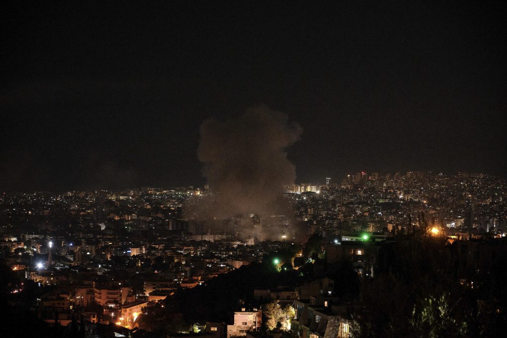 Israel bombardea los suburbios meridionales de Beirut conocidos como el Dahye, después de que su Ejército emitiera órdenes de evacuación para tres barrios diferentes de la zona, en el cuarto ataque contra ella desde la entrada en vigor del alto el fuego hace seis meses. EFE/Edgar Gutiérrez
