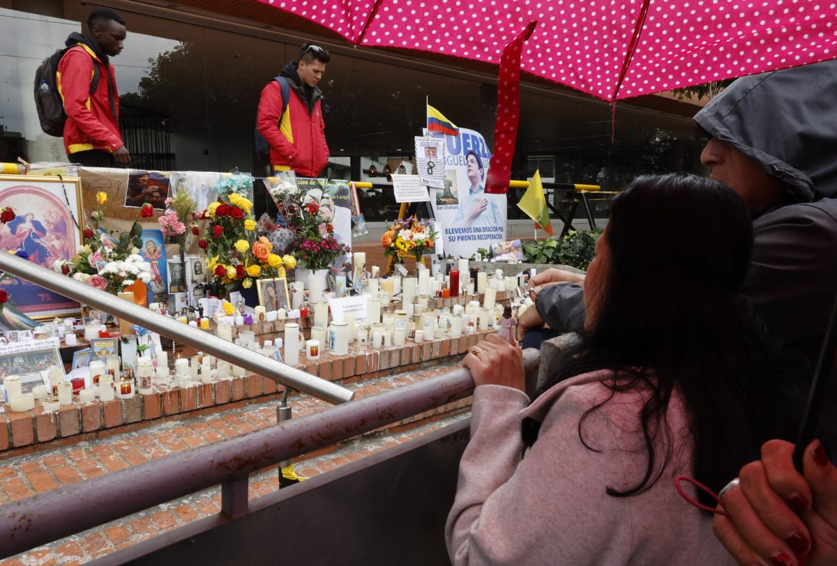 Personas rezan el rosario frente al hospital Fundación Santa Fe de Bogotá, por la pronta recuperación del senador Miguel Uribe, este sábado en Bogotá (Colombia). EFE/ Mauricio Dueñas Castañeda
