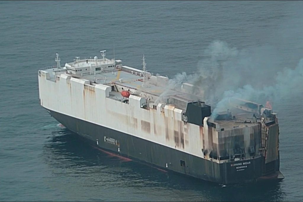 Captura de un video de la Guardia Costera de Estados Unidos, el 4 de junio de 2025, del carguero 'Morning Midas' incendiándose al suroeste de Adak, en Alaska (Estados Unidos). EFE/ Guardia Costera EEUU