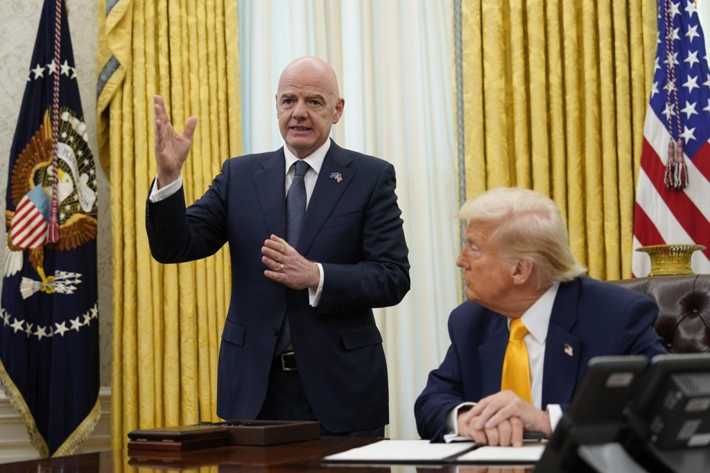 El presidente de la FIFA Gianni Infantino y el presidente de los Estados Unidos, Donald J Trump, durante una reunión en la Casa Blanca elpasado día 7 de marzo. EFE/EPA/CHRIS KLEPONIS / POOL