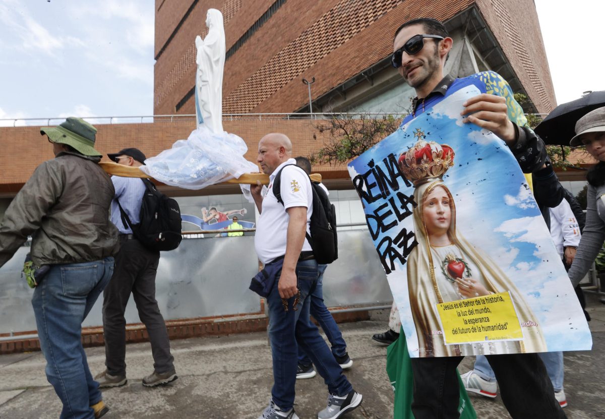 Personas rezan el rosario frente al hospital Fundación Santa Fe de Bogotá, por la pronta recuperación del senador Miguel Uribe, este sábado en Bogotá (Colombia). EFE/ Mauricio Dueñas Castañeda
