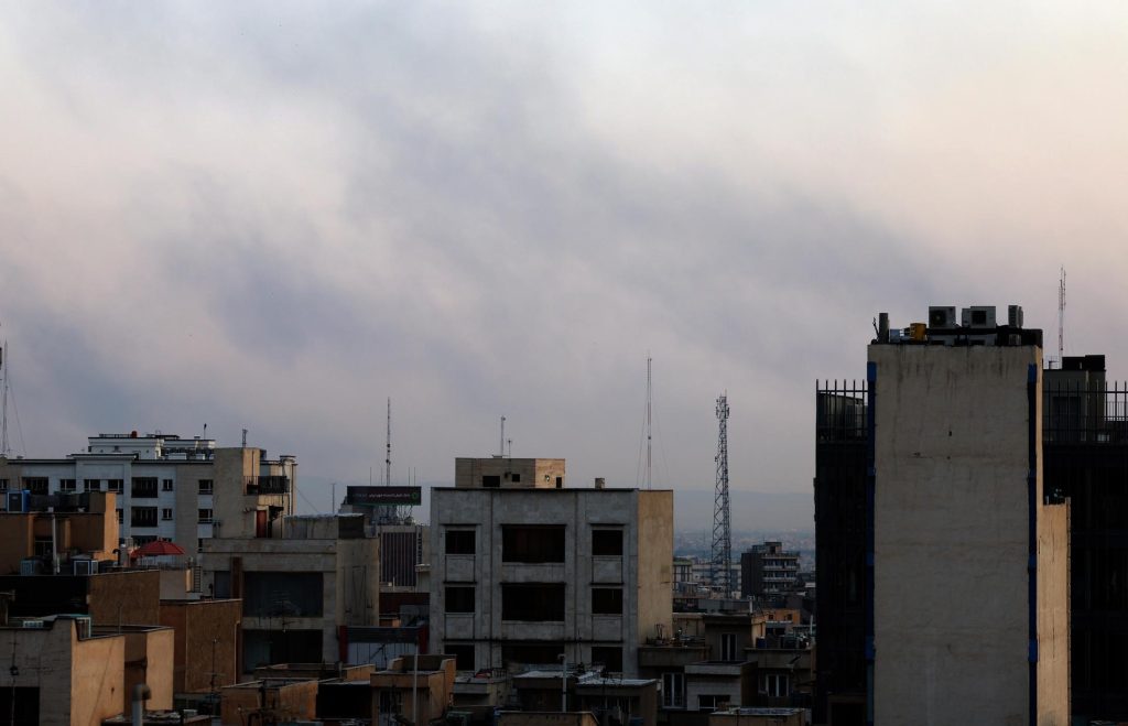 El humo se eleva en el horizonte tras un ataque aéreo israelí al norte de Teherán, Irán, el 16 de junio de 2025. EFE/EPA/ABEDIN TAHERKENAREH