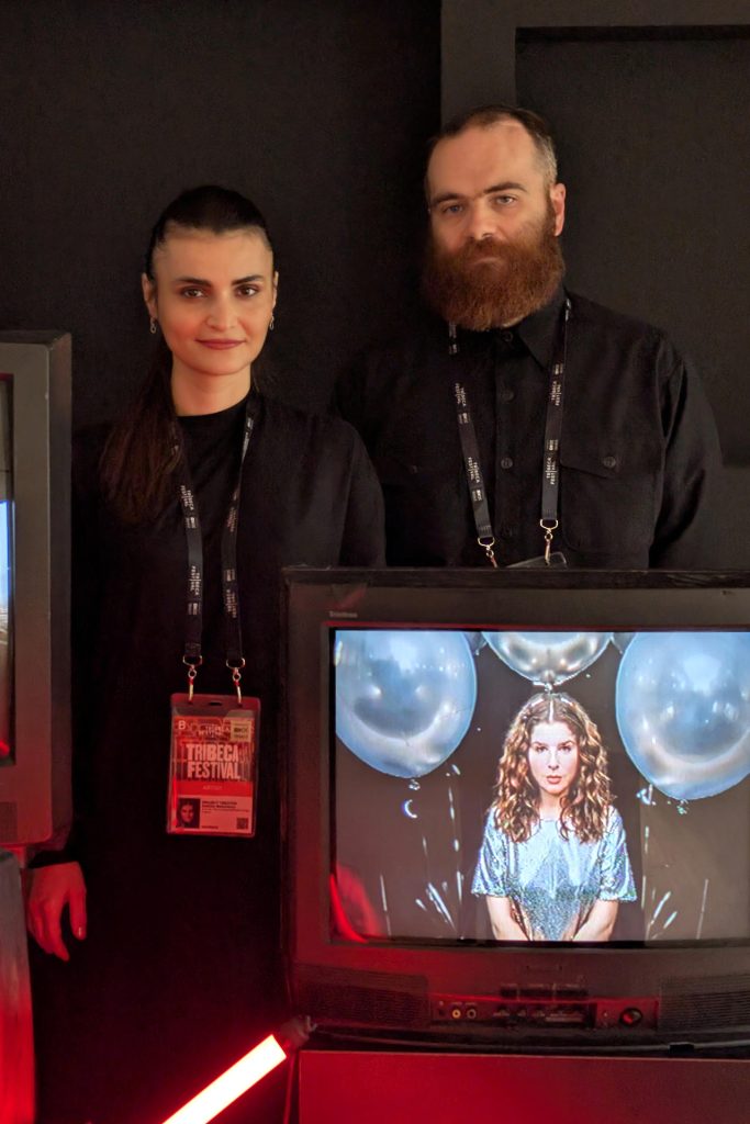 Los artistas rumanos Daniela Nedovescu y Octavian Mot posan junto a su obra en el festival de Tribeca este 5 de junio de 2025, en Nueva York (Estados Unidos). EFE/Sarah Yáñez-Richards