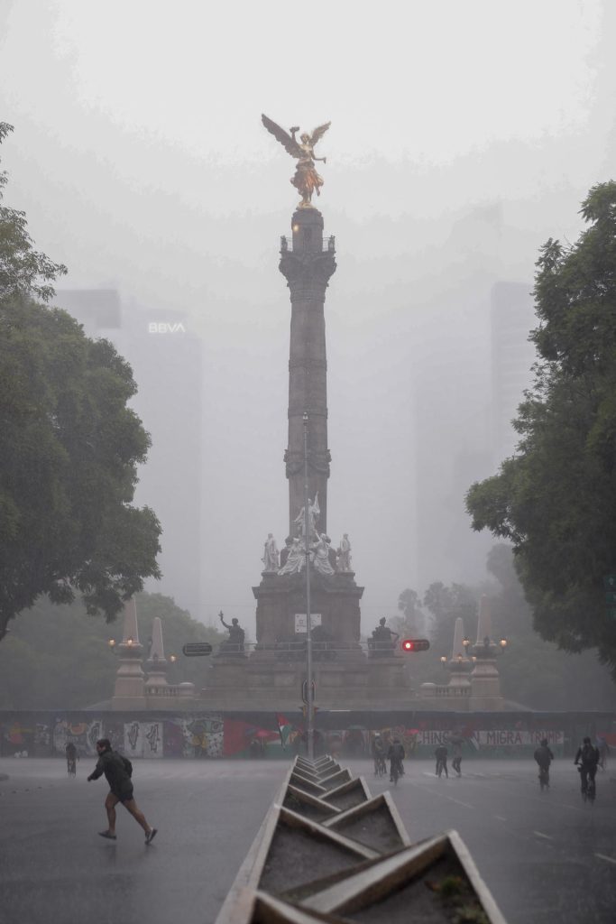 Personas permanecen bajo la lluvia este domingo, en Ciudad en México (México). EFE/ Isaac Esquivel