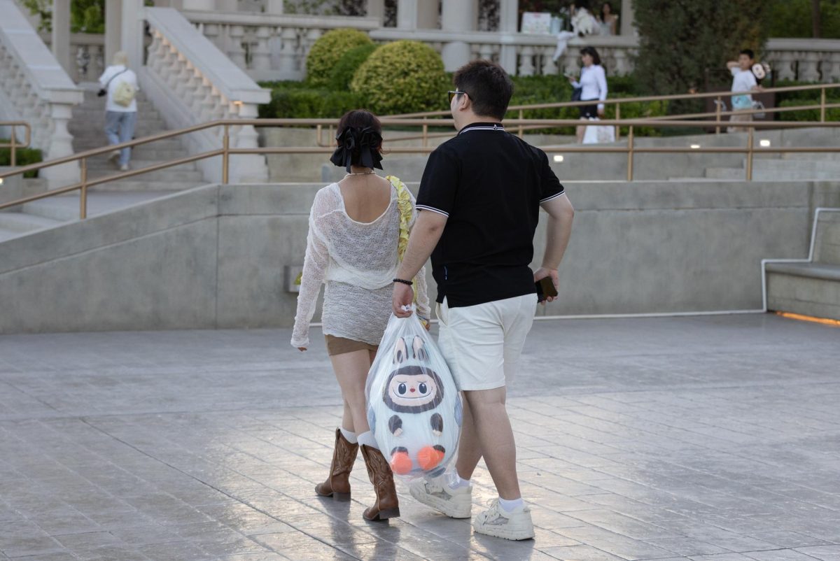Visitantes se van con un peluche Labubu durante una visita guiada a Popland, un parque temático inaugurado por la empresa juguetera china Pop Mart, en Pekín, China, el 2 de junio de 2025. Labubu es un personaje de inspiración nórdica y un peluche coleccionable diseñado por el diseñador de Hong Kong Kasing Lung. Las muñecas se han vuelto virales recientemente después de ser usadas por celebridades como Rihanna y Due Lipa. 
EFE/EPA/JESSICA LEE
