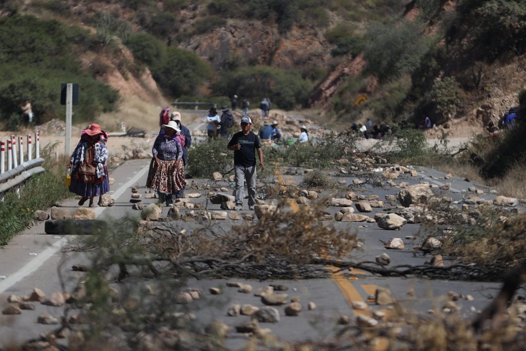 Foto que muestra a seguidores del expresidente Evo Morales bloquean una de las vías que une el este con el oeste boliviano el lunes, en Parotani (Bolivia). EFE/ Luis Gandarillas