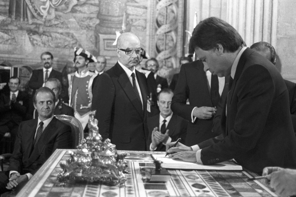 La ceremonia de la firma del   tratado de adhesion de España a la CEE en el salón de Columnas del Palacio Real. EFE/Archivo/M.H. de León/aa