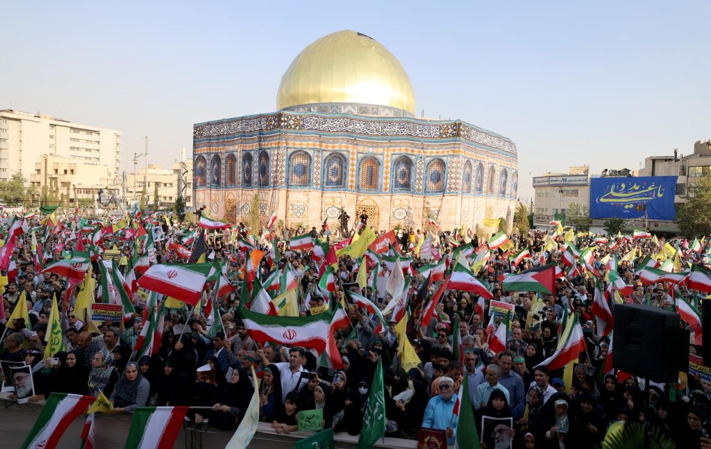 Ciudadanos iraníes asisten a una manifestación antiisraelí en Teherán, este sábado, tras los ataques que comenzó Israel el viernes de madrugada. EFE/ABEDIN TAHERKENAREH