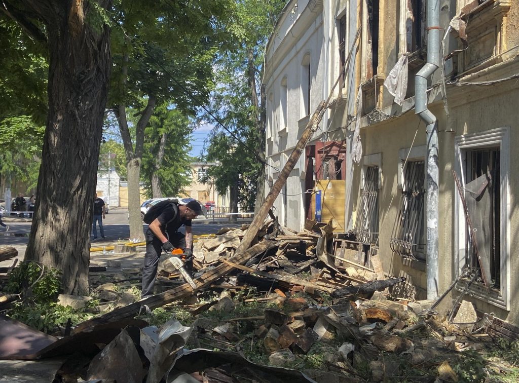 Un trabajador retira escombros tras un ataque aéreo ruso contra un edificio residencial en Odesa, en el suroeste de Ucrania, en una imagen del 17 de junio de 2025. EFE/EPA/IGOR TKACHENKO