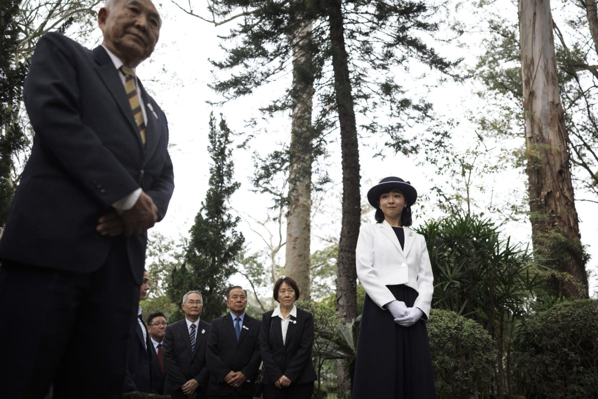 La princesa Kako (d) integrante de la familia imperial japonesa, visita el monumento en honor a los Pioneros de la Inmigración Japonesa, este jueves en São Paulo (Brasil). EFE/ Isaac Fontana
