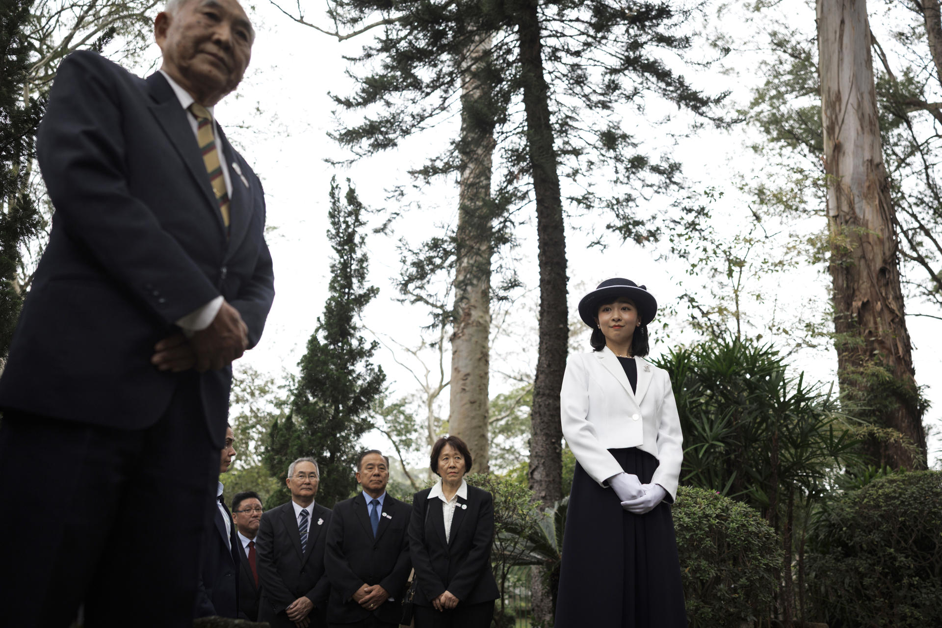 La princesa Kako (d) integrante de la familia imperial japonesa, visita el monumento en honor a los Pioneros de la Inmigración Japonesa, este jueves en São Paulo (Brasil). EFE/ Isaac Fontana