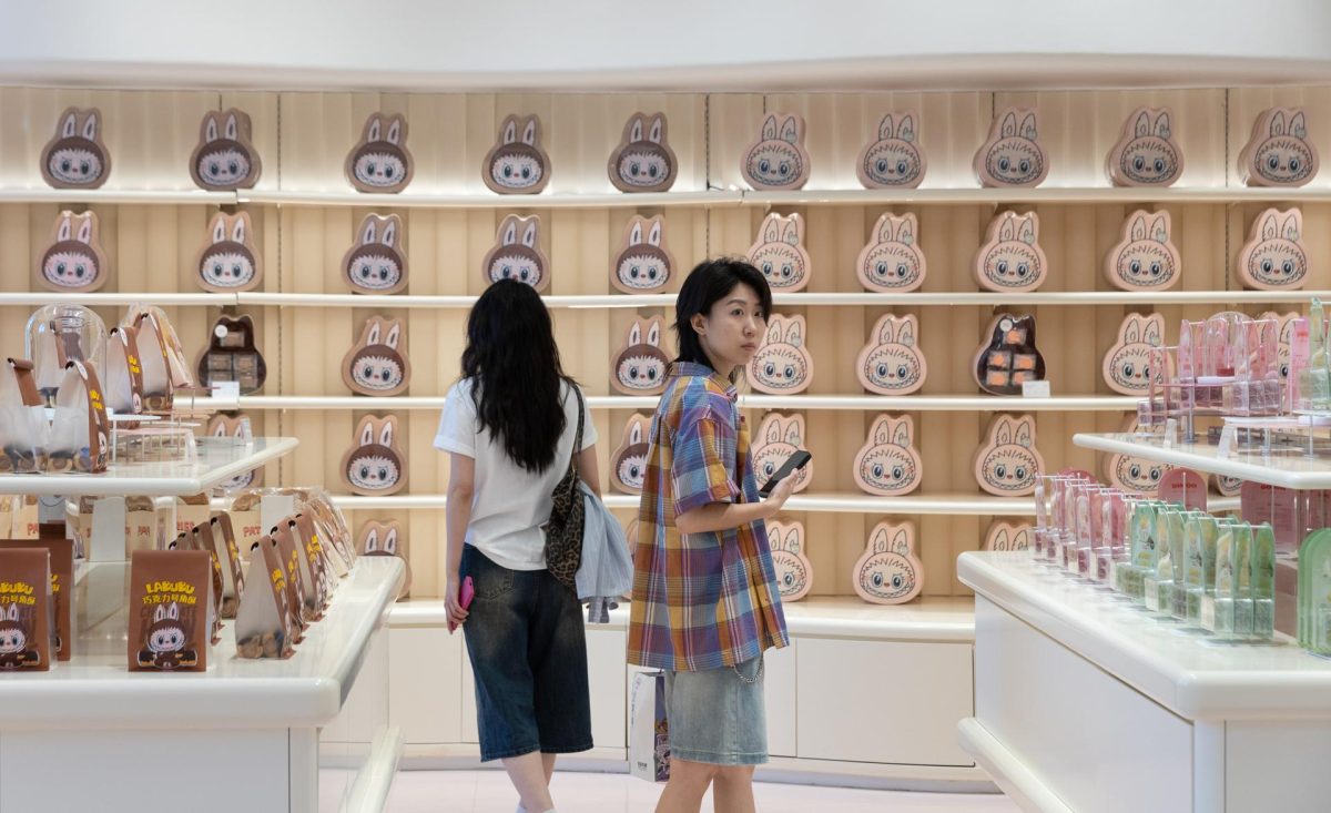 Visitantes en una panadería temática de personajes con productos Labubu expuestos durante un recorrido de prensa organizado a Popland, un parque temático inaugurado por la empresa de juguetes china Pop Mart, en Pekín, China, 02 de junio de 2025. Labubu es un personaje de inspiración nórdica y un juguete de peluche coleccionable diseñado por el diseñador de Hong Kong Kasing Lung. Las muñecas se han vuelto virales recientemente después de ser usadas por celebridades como Rihanna y Due Lipa. 
EFE/EPA/JESSICA LEE
