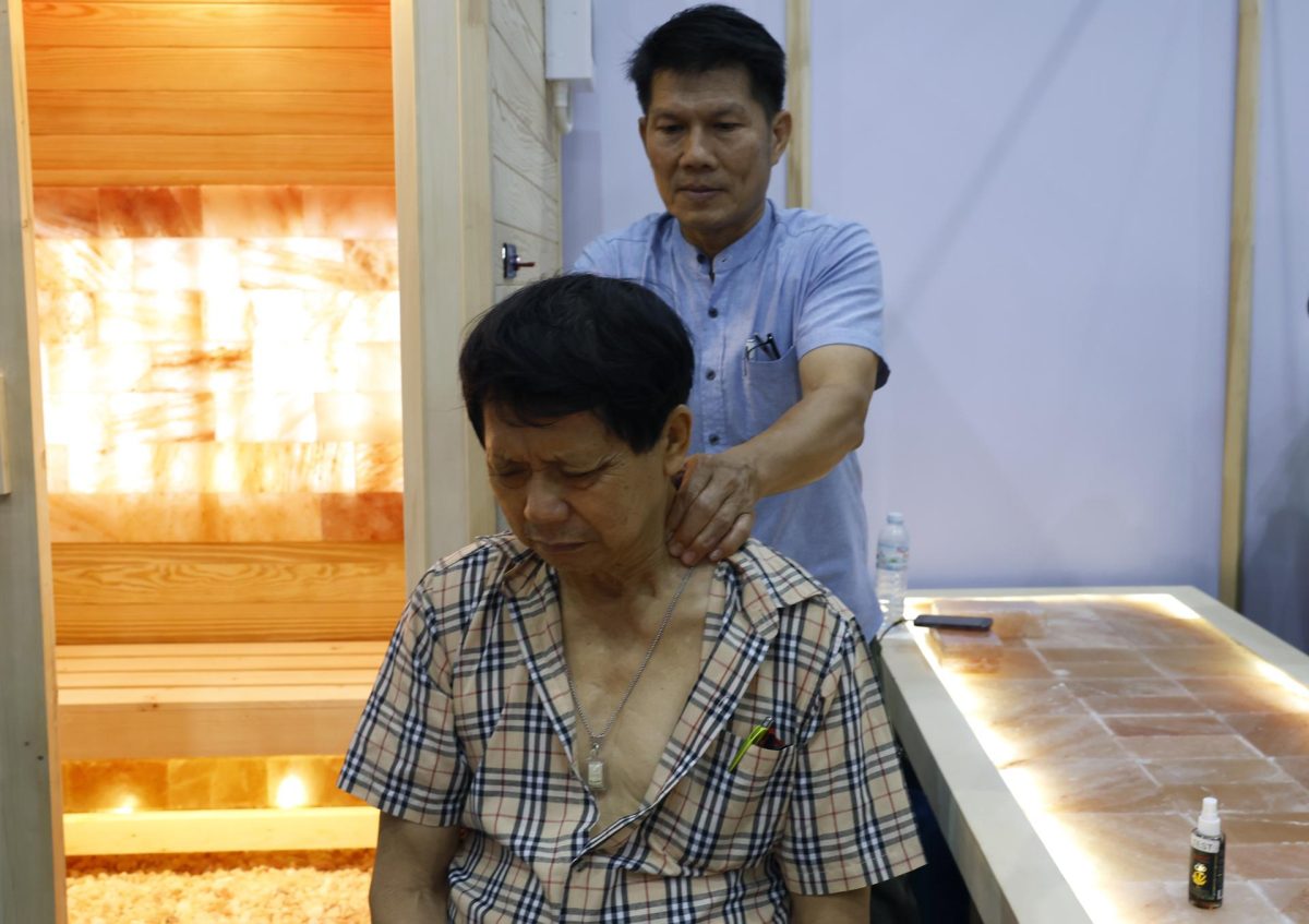 Fotografía de archivo, tomada el 26/06/2025, que muestra a visitantes de una exposición de la industria del bienestar, organizada por el Gobierno de Tailandia, en Bangkok. EFE/EPA/RUNGROJ YONGRIT