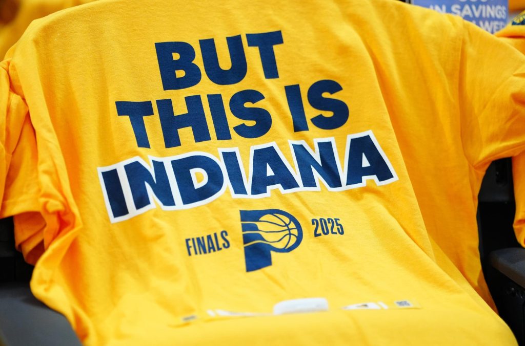 Camiseta para los seguidores de los Indiana Pacers durante la final de la NBA entre Oklahoma City Thunder e Indiana Pacers en el estadio Gainbridge Fieldhouse de Indianapolis, Indiana, Estados Unidos. EFE/ Brian Spurlock PROHIBIDO SU USO POR SHUTTERSTOCK
