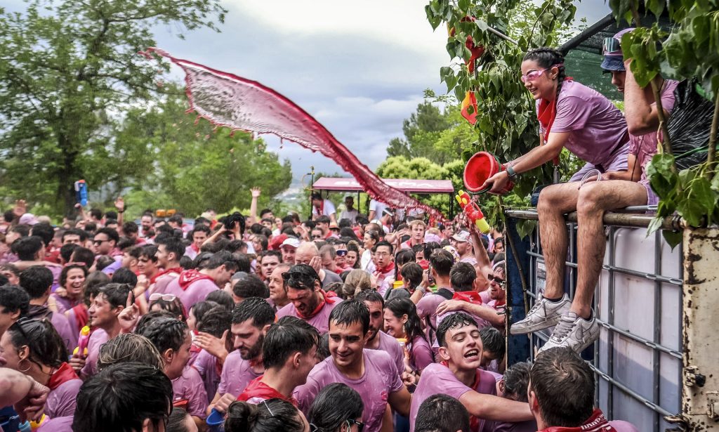 Imagen de archivo del año pasado de la Batalla del Vino en la ciudad riojana de Haro, declarada Fiesta de Interés Nacional. EFE/Fernando Díaz