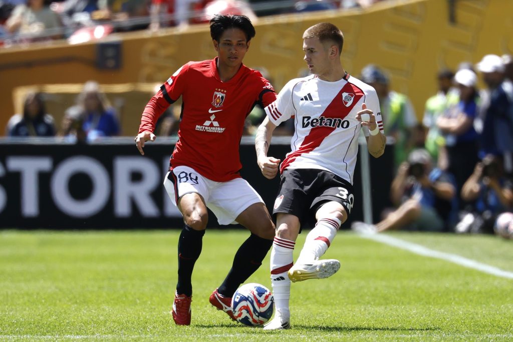El centrocampista del River Plate Franco Mastantuono (D) en acción contra el centrocampista del Urawa Red Diamonds Yoichi Naganuma (I) durante el partido de la primera jornada del Mundial de Clubes de la FIFA. EFE/EPA/JOHN G. MABANGLO