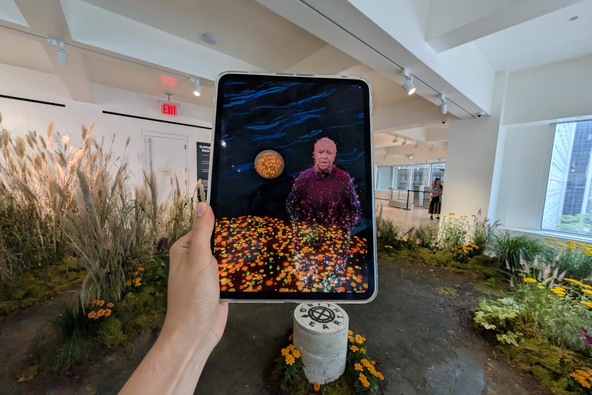 Una persona prueba una de las obras del Programa Inmersivo del festival de Tribeca en el edificio Water Street Associates este 5 de junio de 2025, en Nueva York (Estados Unidos). EFE/Sarah Yáñez-Richards
