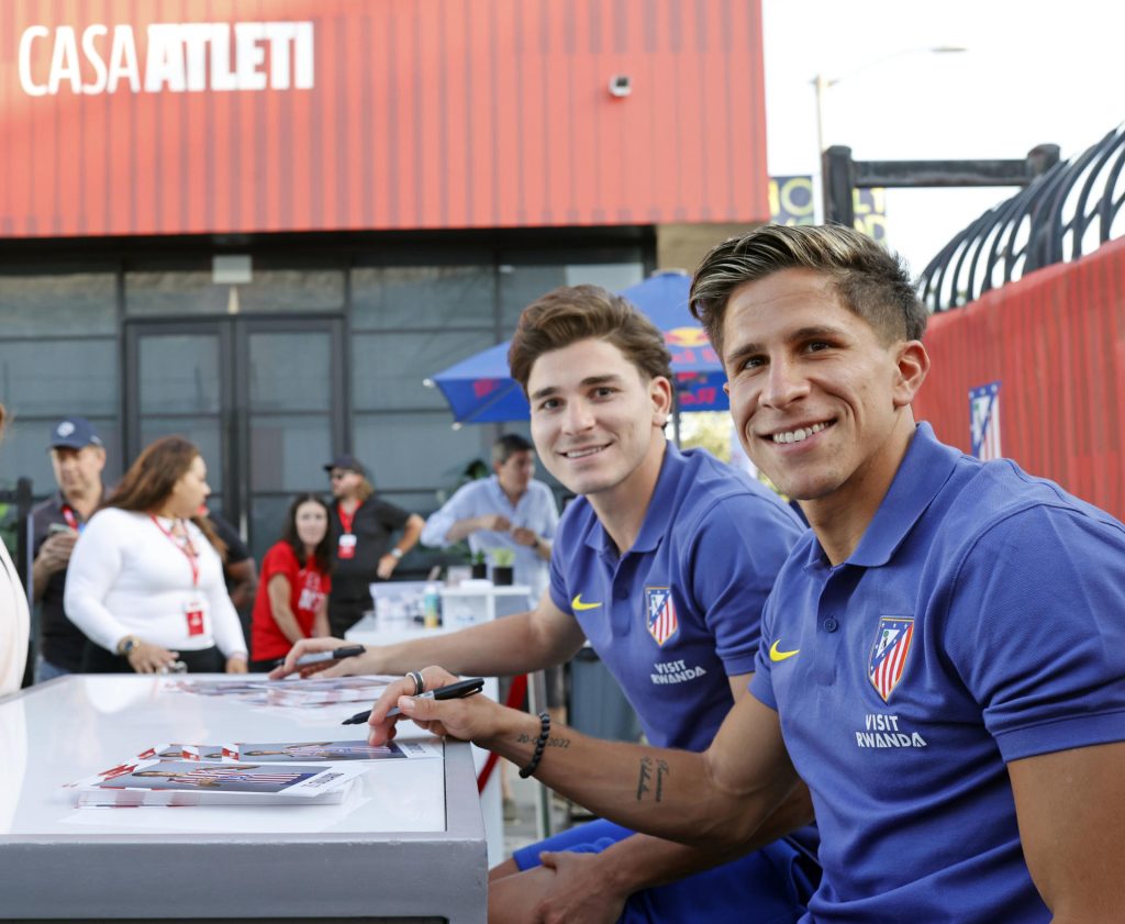 Los jugadores del Atlético de Madrid Giuliano Simeone (d) y Julián Álvarez durante un encuentro con aficionados en Casa Atleti, Hollywood, dentro de las actividades del club en el Mundial de Clubes. EFE/ AtléticodeMadrid SOLO USO EDITORIAL/SOLO DISPONIBLE PARA ILUSTRAR LA NOTICIA QUE ACOMPAÑA (CRÉDITO OBLIGATORIO)