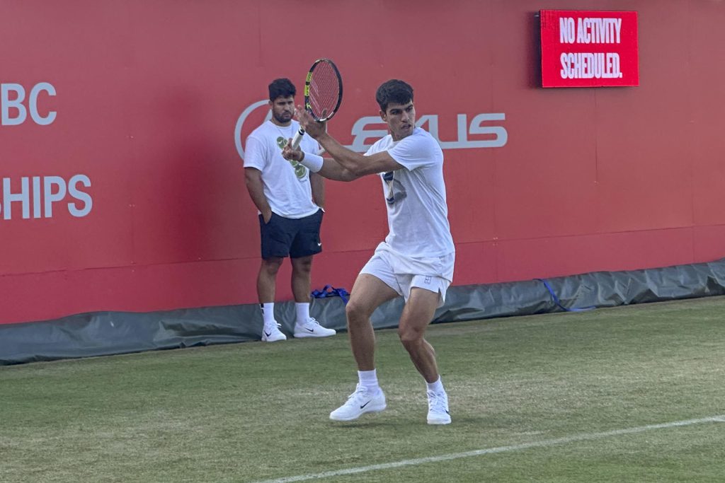 El tenista español Carlos Alcaraz durante su primer entrenamiento este sábado sobre la hierba de Queen's, en Londres. Alcaraz irrumpe en la temporada de hierba con un alentador bagaje de veinticuatro victorias y solo tres derrotas en esta superficie, que resumen los seis triunfos con un único partido perdido en Queen's, donde logró el título en el 2023. EFE/Manuel Sánchez