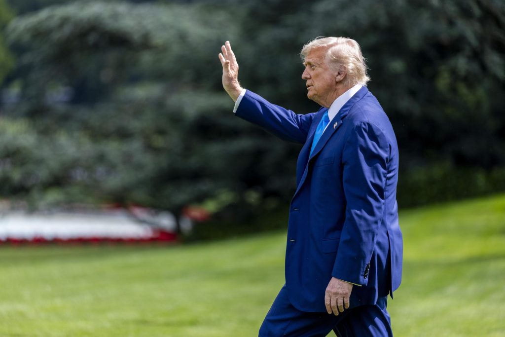 El presidente de Estados Unidos, Donald J. Trump, camina para abordar el Marine One en el jardín sur de la Casa Blanca en Washington, DC, EE. UU., el 6 de junio de 2025. EFE/EPA/SHAWN THEW