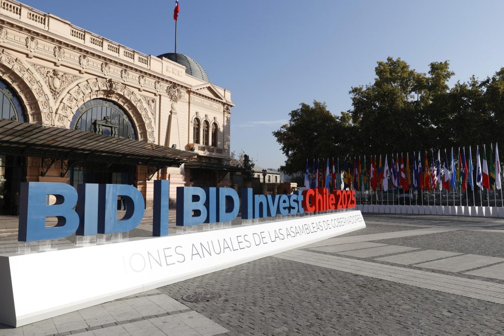 El BID apoya a Argentina con un paquete de 10.000 millones de dólares ...