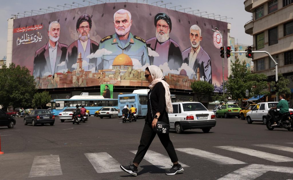 Foto de archivo de un cartel en Teherán con las imágenes de los difuntos líderes de Hamás Ismail Haniyeh (i) y Yahya Sinwar (d), junto al fallecido líder de la Fuerza Quds del Cuerpo de la Guardia Revolucionaria Islámica de Irán (IRGC) Qasem Soleimani (c), el difunto líder de Hizbulá Hasan Nasrala (2-d), y el jefe del consejo ejecutivo de Hizbulá Hashem Safieddine (2-i), con la frase en persa 'Dios escribió nuestro deber, ayudar a los oprimidos', en mayo de 2025. EFE/EPA/ABEDIN TAHERKENAREH