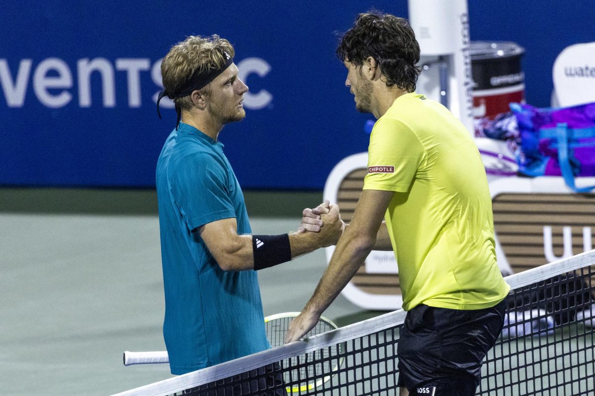 El estadounidense Taylor Fritz (d) felicita al español Alejandro Davidovich (i) por su victoria en el partido de cuartos de final del torneo de Washington. EFE/EPA/SHAWN THEW
