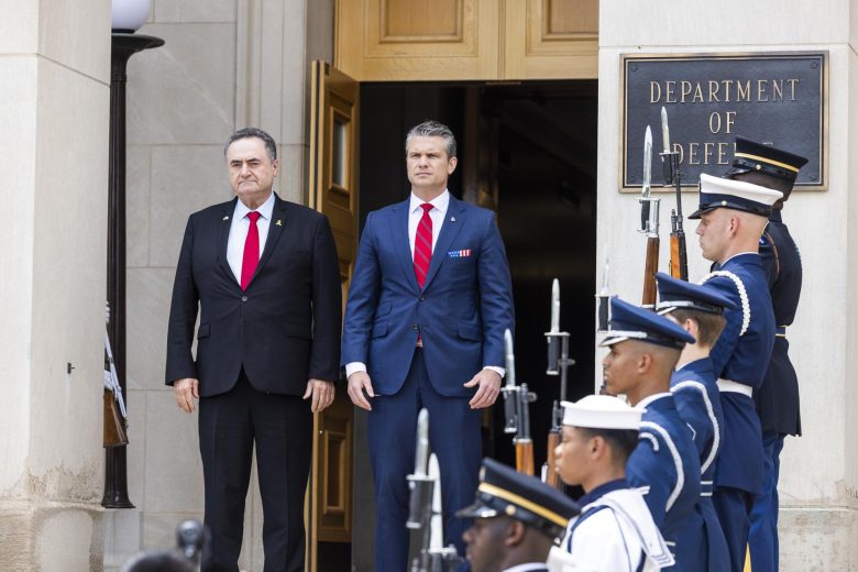 U.S. Defense Secretary Pete Hegseth (C) receives Israel Defense Minister Katz (i) at the Pentagon in Arlington, Virginia, U.S., July 18, 2025. EFE/JIM LO SCALZO
