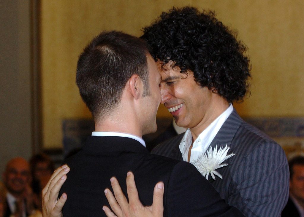 El dirigente y concejal socialista Pedro Zerolo (d), tras contraer matrimonio con su pareja, Jesús Santos. EFE/Emilio Naranjo/Archivo