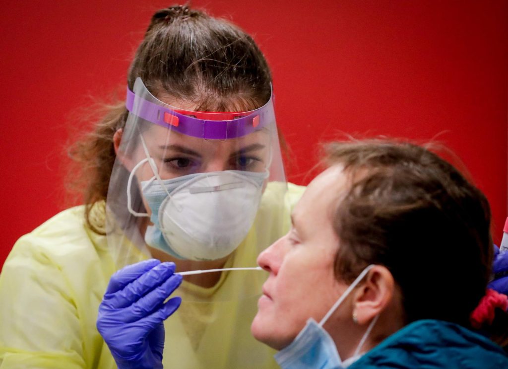 Imagen de archivo de una prueba de covid en lo peor de la pandemia. (Bélgica, Bruselas) EFE/EPA/STEPHANIE LECOCQ