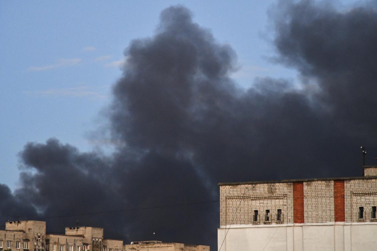 Nubes de humo provocadas por el ataque ruso en Leópolis, Ucrania, el 12 de julio de 2025. EFE/EPA/MYKOLA TYS
