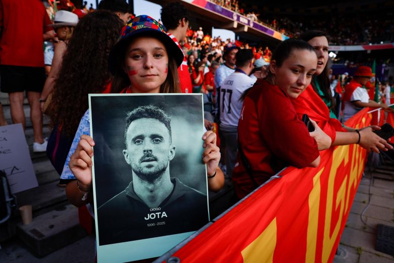 España y Portugal guardan un emotivo minuto de silencio por Diogo Jota en  la Eurocopa | Qué Pasa