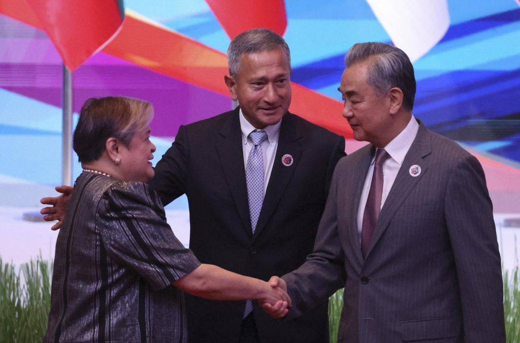 El ministro de Exteriores de China, Wang Yi (d), junto a sus homólogos de Singapur, Vivian Balakrishnan (c), y Filipinas, Theresa P. Lazaro (i), durante la cumbre de la ASEAN, en Kuala Lumpur.
EFE/EPA/HASNOOR HUSSAIN / POOL