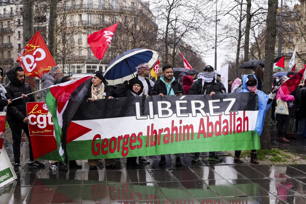Imagen de archivo de una manifestación en Paris para pedir la libertad del militante propalestino Georges Abdallah. EFE/EPA/TERESA SUAREZ