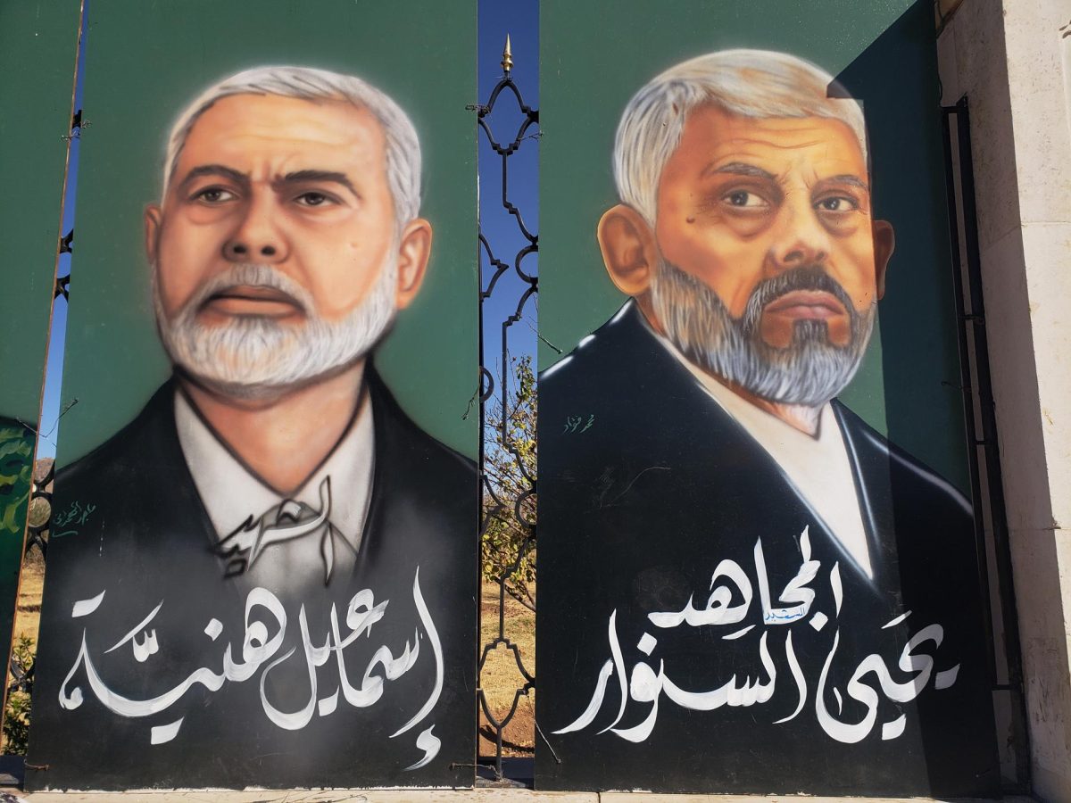 Imagen de archivo de dos murales que representan a los líderes de Hamás fallecidos Ismail Haniyeh (i) y Yahya Sinwar (d) durante una manifestación propalestina en Saná (Yemen) en enero de 2025. EFE/EPA/YAHYA ARHAB
