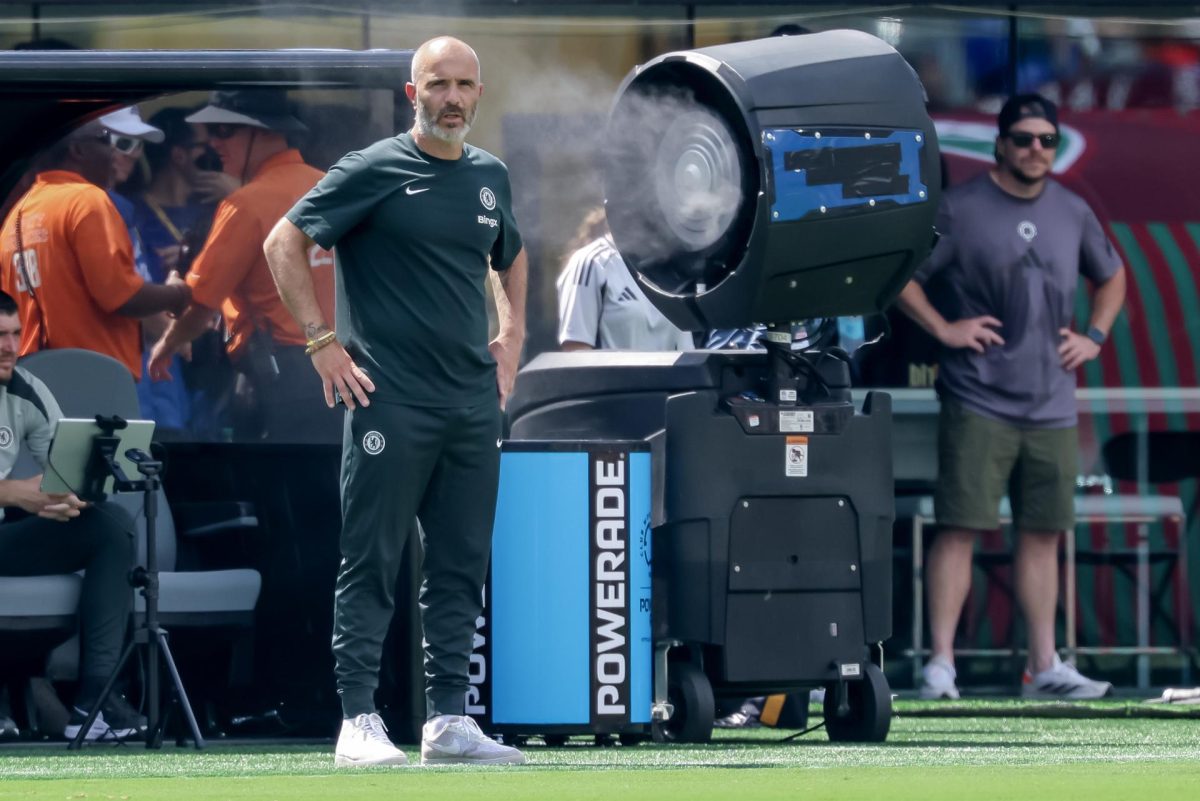 El entrenador del Chelsea, Enzo Maresca, sigue el partido de la Copa Mundial de Clubes de la FIFA 2025 entre Fluminense FC y Chelsea FC en East Rutherford, Nueva Jersey (EE.UU.), EFE/JUSTIN LANE