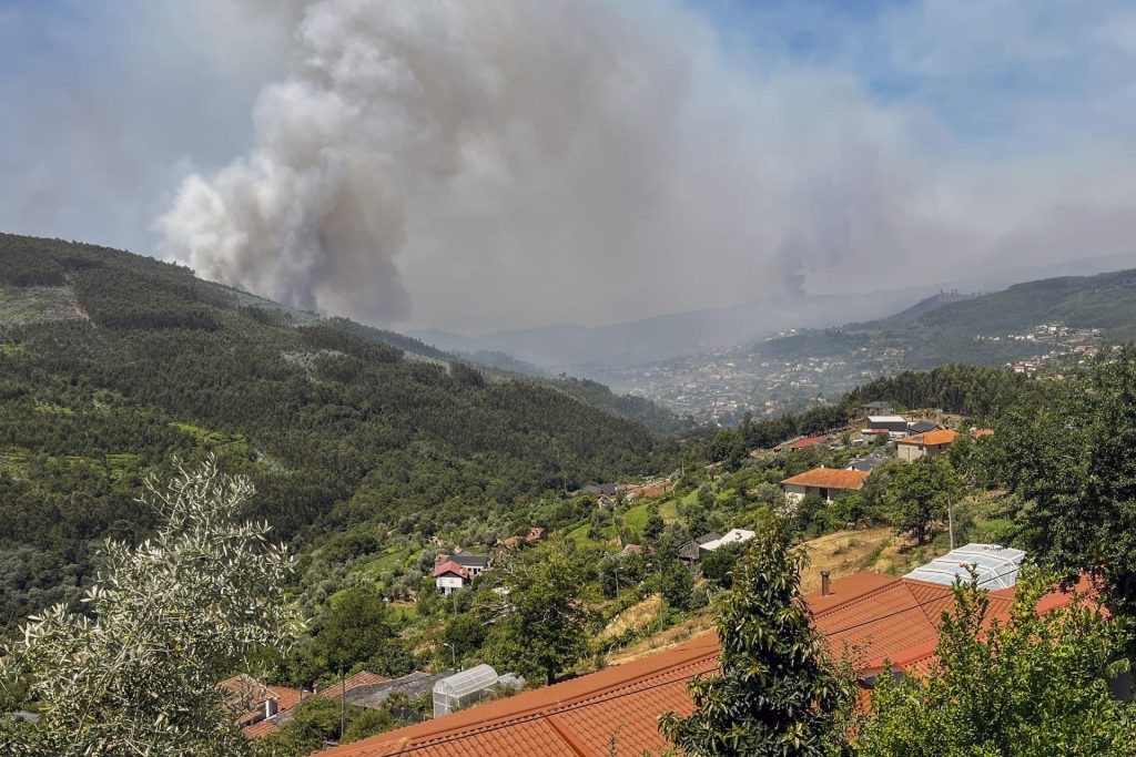 Vistas desde Paradela del incendio que arrasa la zona de Arouca, el más grave de los fuegos que arrasan el norte y el centro de Portugal. Los bomberos están trabajando para que ese incendio no avance hacia las viviendas de la zona y buscan consolidar un perímetro de seguridad para que las llamas no progresen. EFE/Carlos García