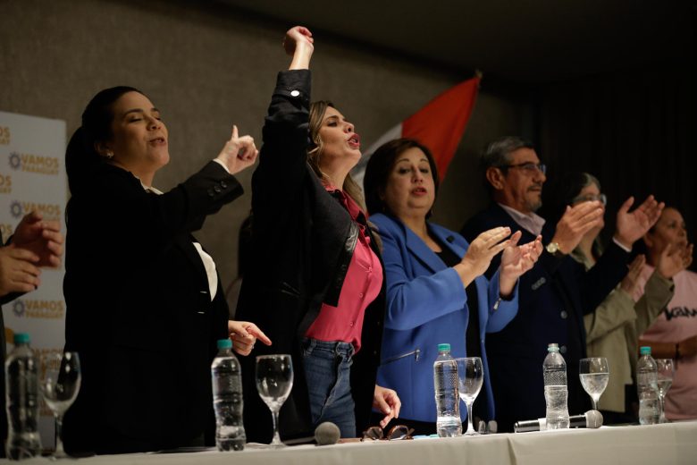 Desde la izquierda, la diputada paraguaya Joana Ortega, la precandidata a la intendencia de Asunción Kattya González, la senadora paraguaya Esperanza Martínez y el secretario general del partido Paraguay Pyahura, Ermo Rodríguez, durante la presentación de la plataforma de unidad de partidos de oposición denominada 'Vamos Paraguay' este jueves, en Asunción (Paraguay). EFE/ Juan Pablo Pino