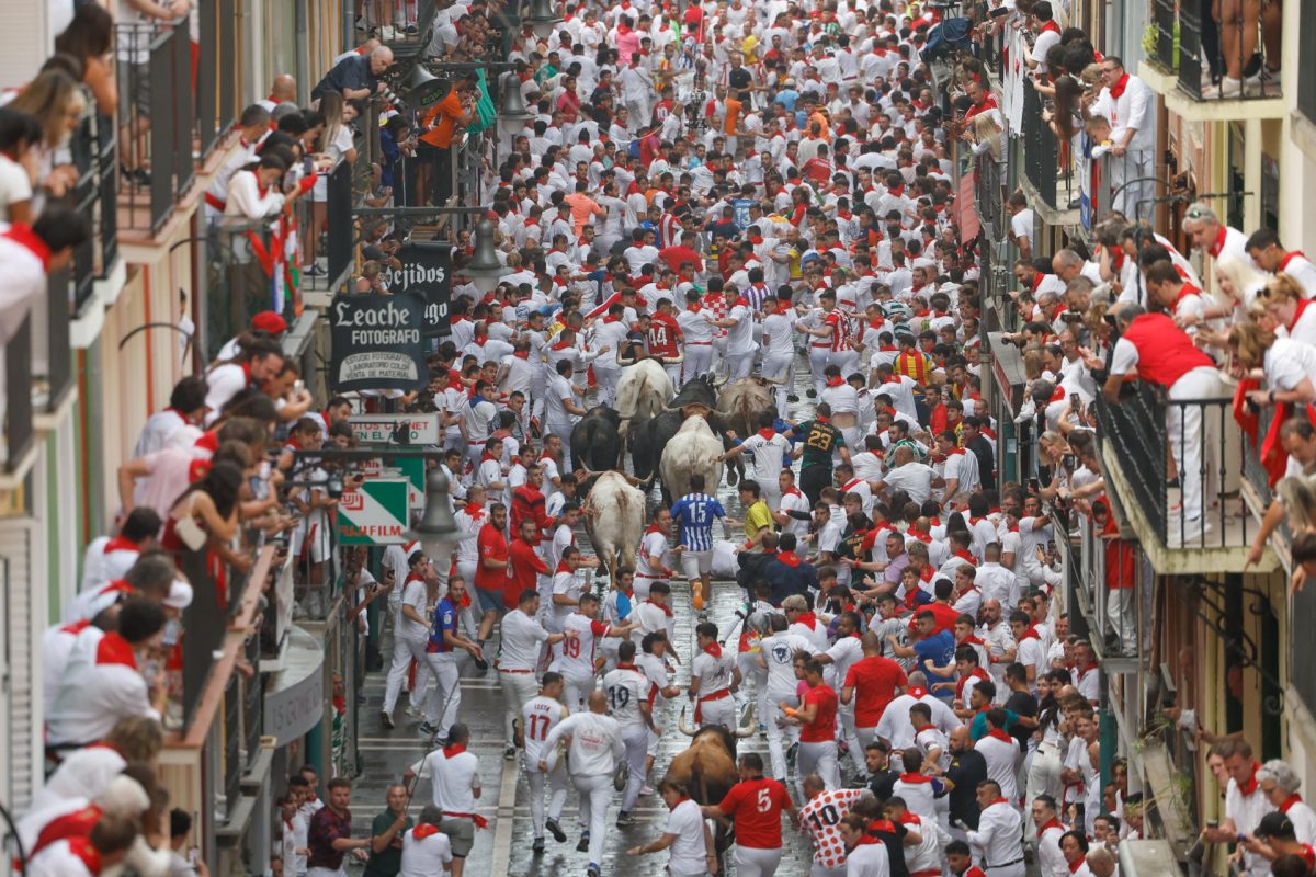 Primer encierro de toros de los sanfermines de Pamplona, la fiesta española más internacional. EFE/ Jesús Diges

